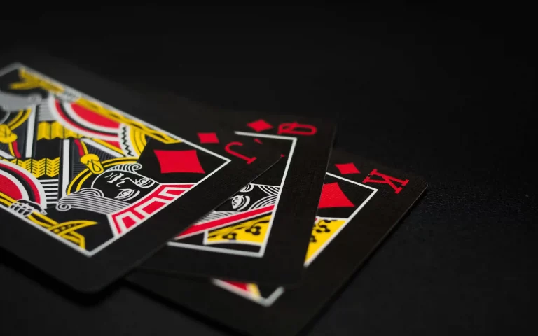 SEO优化实战指南：长尾关键词问答布局与谷歌播客分类的流量突围策略